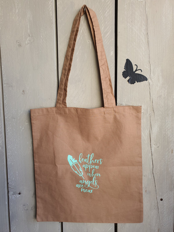 Tas "Feathers appear when angels are near"