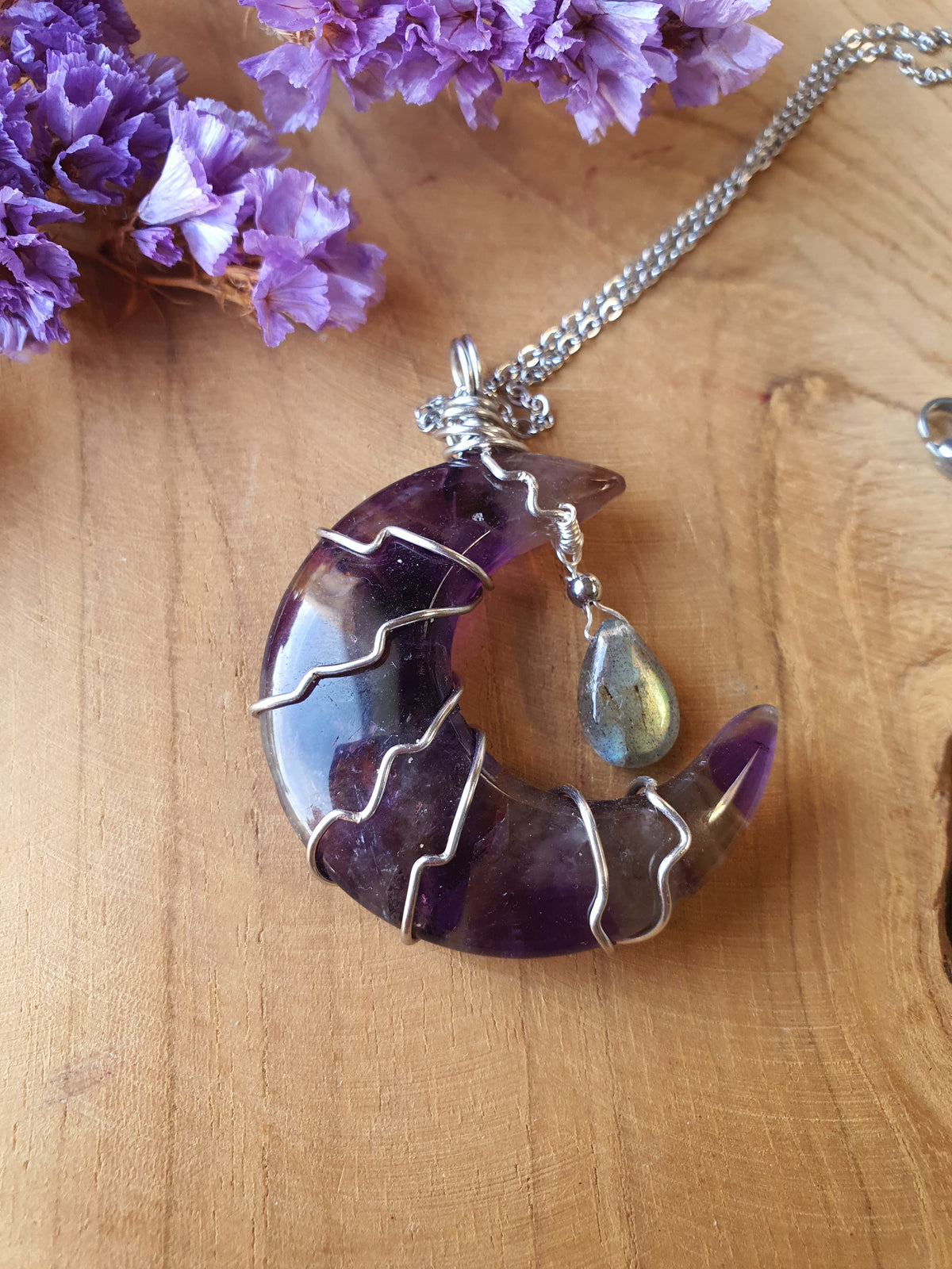Wire Wrapped amethist maan hanger met labradoriet