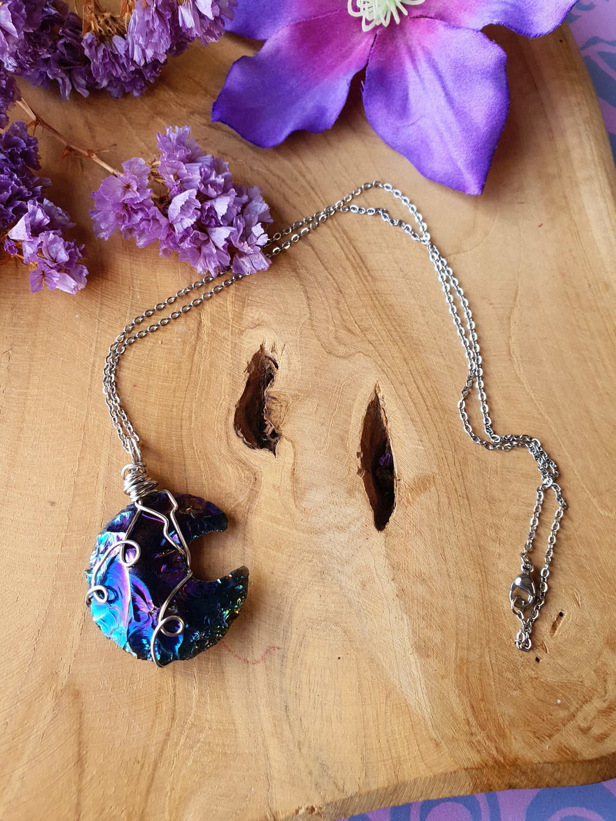 Wire wrapped Maan hanger Rainbow (regenboog/titanium) aura. (nr 16) met zilveren rvs ketting