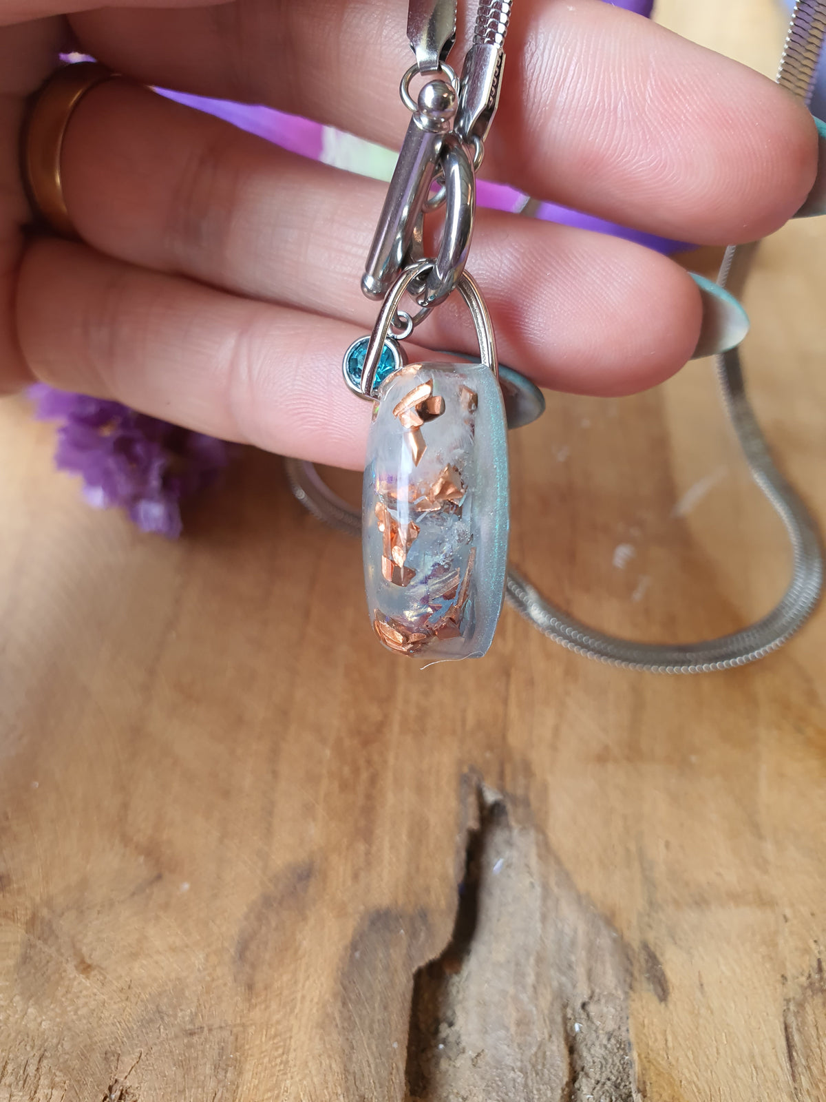 Zijaanzicht Orgonite Hanger Aquamarijn / Bergkristal met RVS ketting + zirkonia bedel