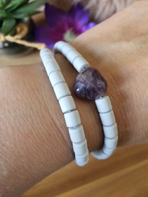 Elastische / rekbare grijze (choker) ketting en armband 2 in 1 sieraad met Amethist hartje (nr 5)