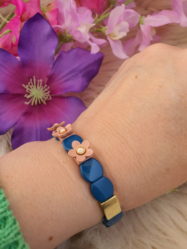 Emaille rekbare armband Blauw / Goud met Blush kleur bloemen 3D 18-18,5 cm (nr 43)
