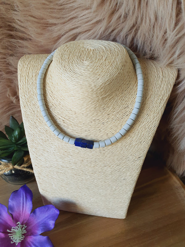 Elastische / rekbare grijze (choker) ketting en armband 2 in 1 sieraad met Lapis Lazuli kubus kralen (nr 24)