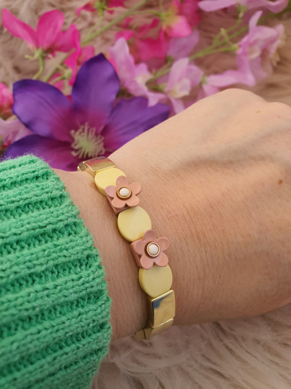 Emaille rekbare armband Goud / Geel met Blush kleur bloemen 3D 18-18,5 cm (nr 44)