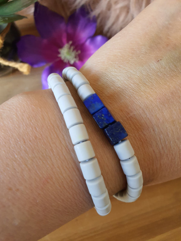 Elastische / rekbare grijze (choker) ketting en armband 2 in 1 sieraad met Lapis Lazuli kubus kralen (nr 24)