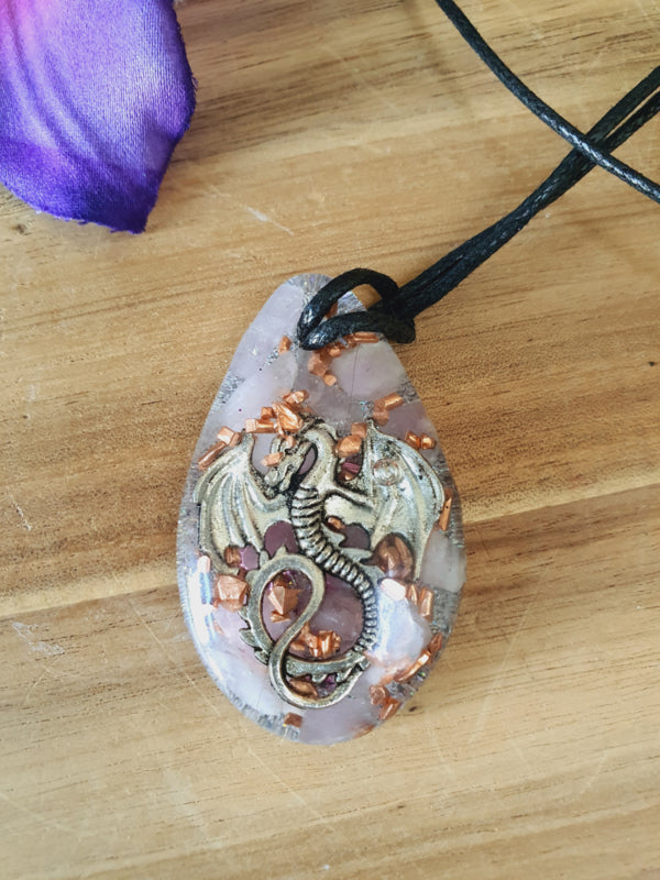 Orgonite hanger Kunziet met Bergkristal 30x55mm (nr 86)