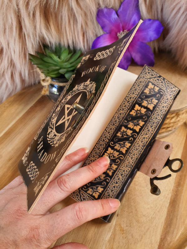 Notitieboek "Book of Shadow" met slotje