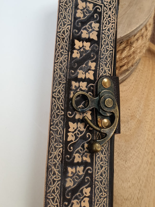 Notitieboek "Book of Shadow" met slotje