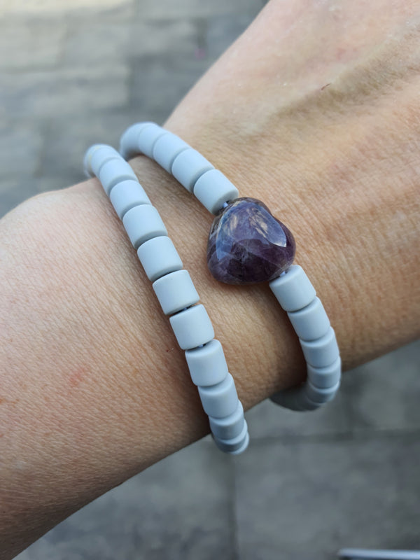 Elastische / rekbare grijze (choker) ketting en armband 2 in 1 sieraad met Amethist hartje (nr 5)