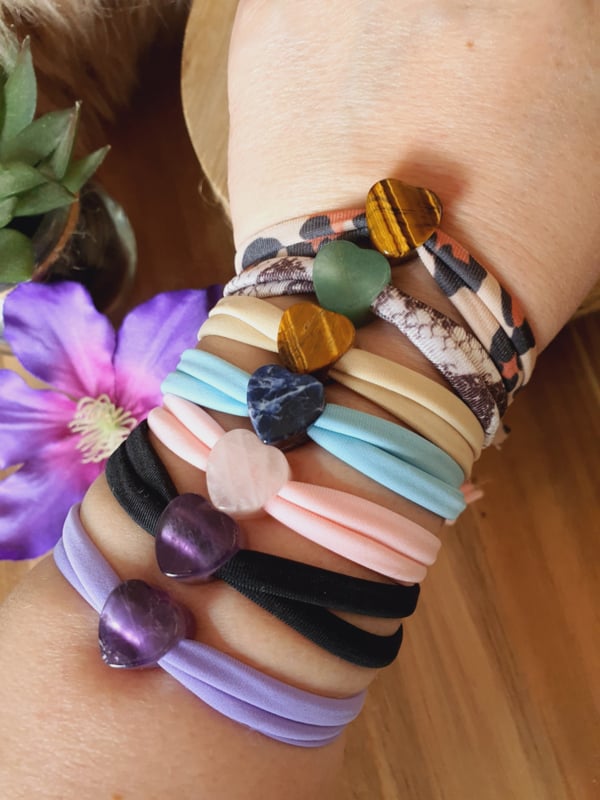 Elastische armband met edelsteen hart Amethist (nr 1)