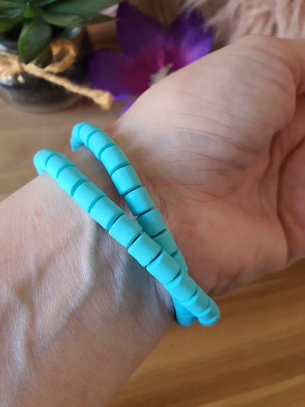 Elastische / rekbare blauw / groene (choker) ketting en armband 2 in 1 sieraad met Blauw stroom kubus kralen (nr 22)