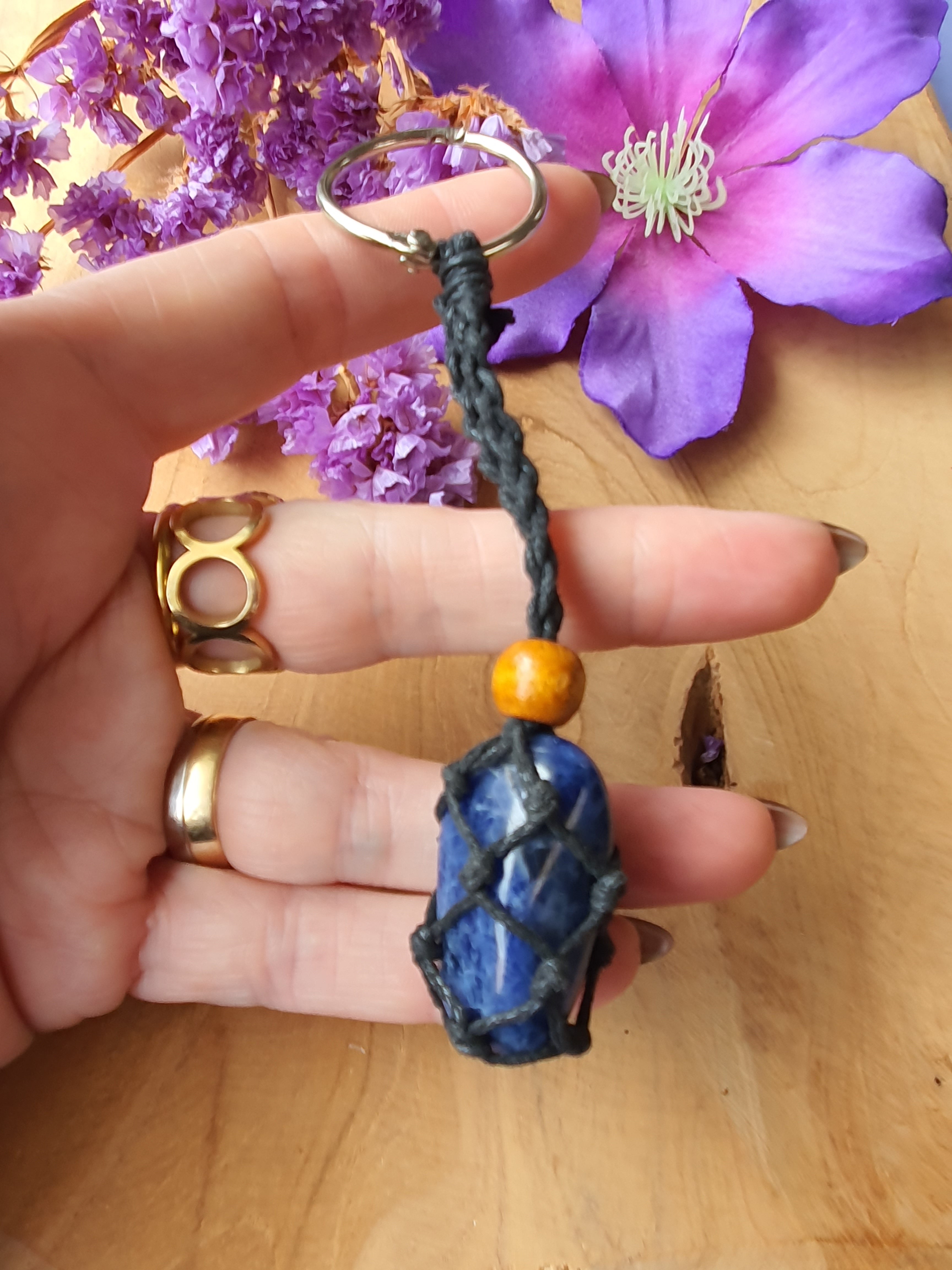 Edelstenen Sleutelhanger Sodaliet met Macramé