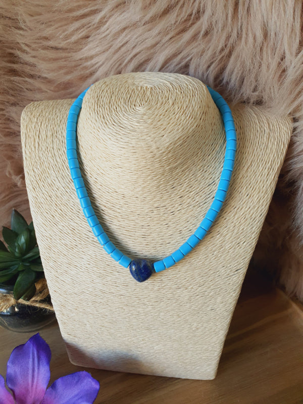 Elastische / rekbare blauwe (choker) ketting en armband 2 in 1 sieraad met Lapis Lazuli hartje (nr 10)