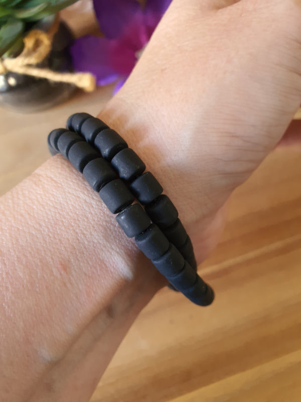 Elastische / rekbare zwarte (choker) ketting en armband 2 in 1 sieraad met Tijgeroog facet kralen (nr 25)
