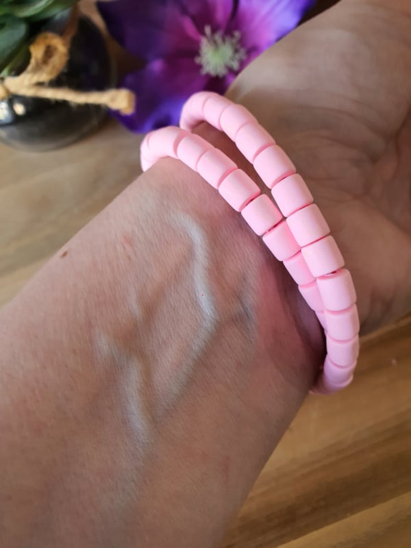 Elastische / rekbare licht roze (choker) ketting en armband 2 in 1 sieraad met Rozenkwarts hartje (nr 3)