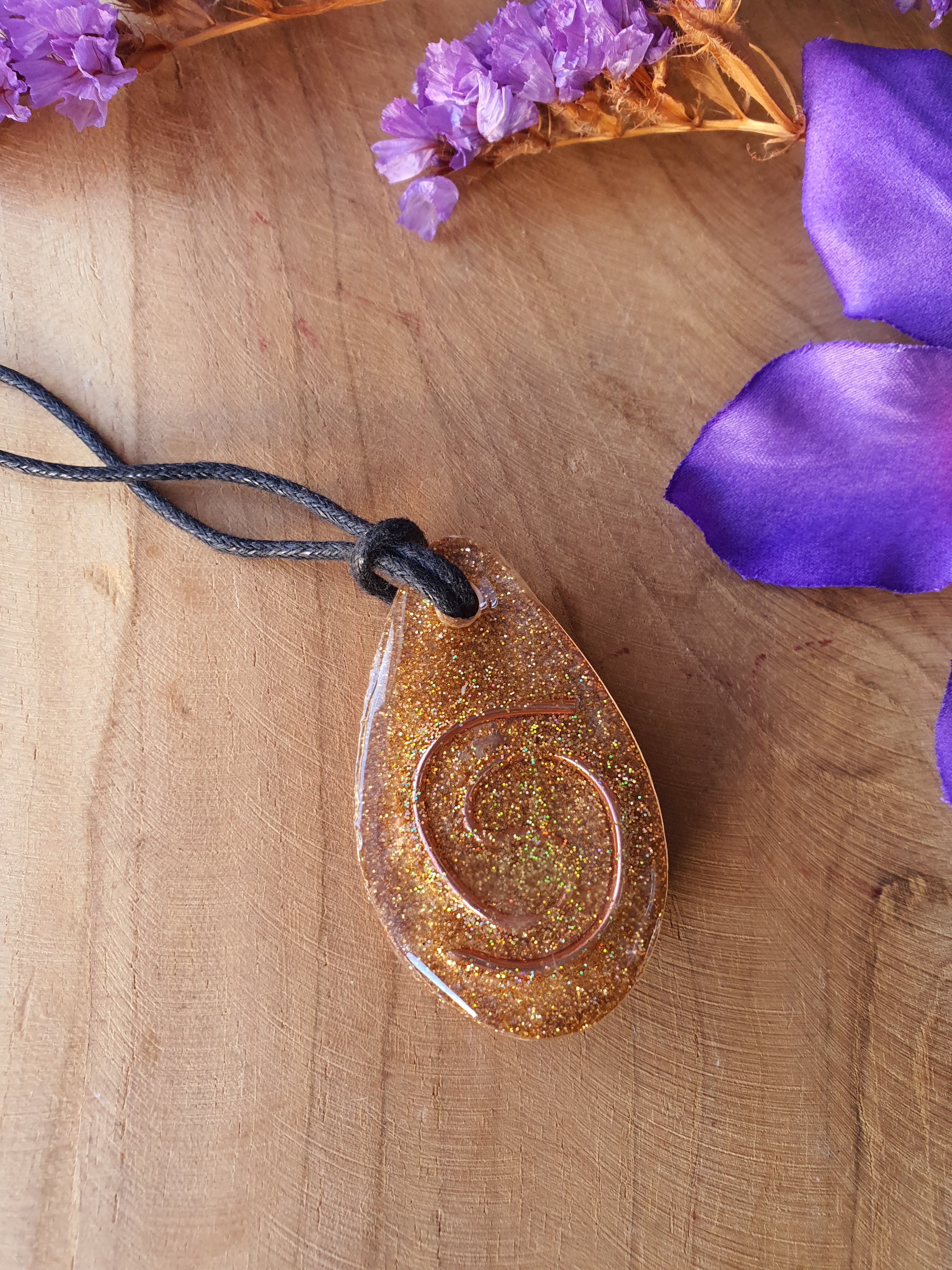 Orgonite hanger Citrien met Bergkristal 30x55mm (nr 117)