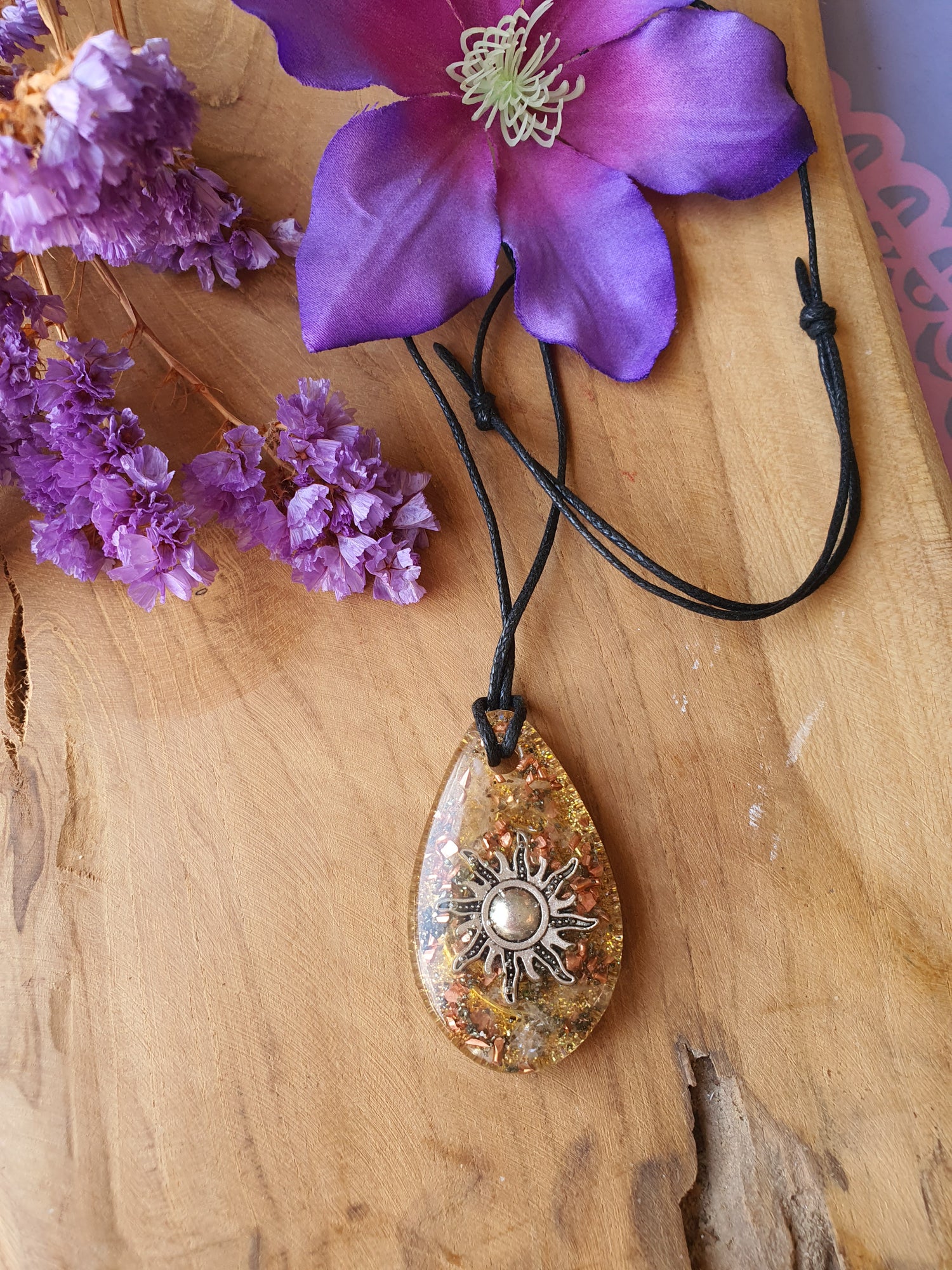 Orgonite hanger Citrien met Bergkristal 30x55mm (nr 130)