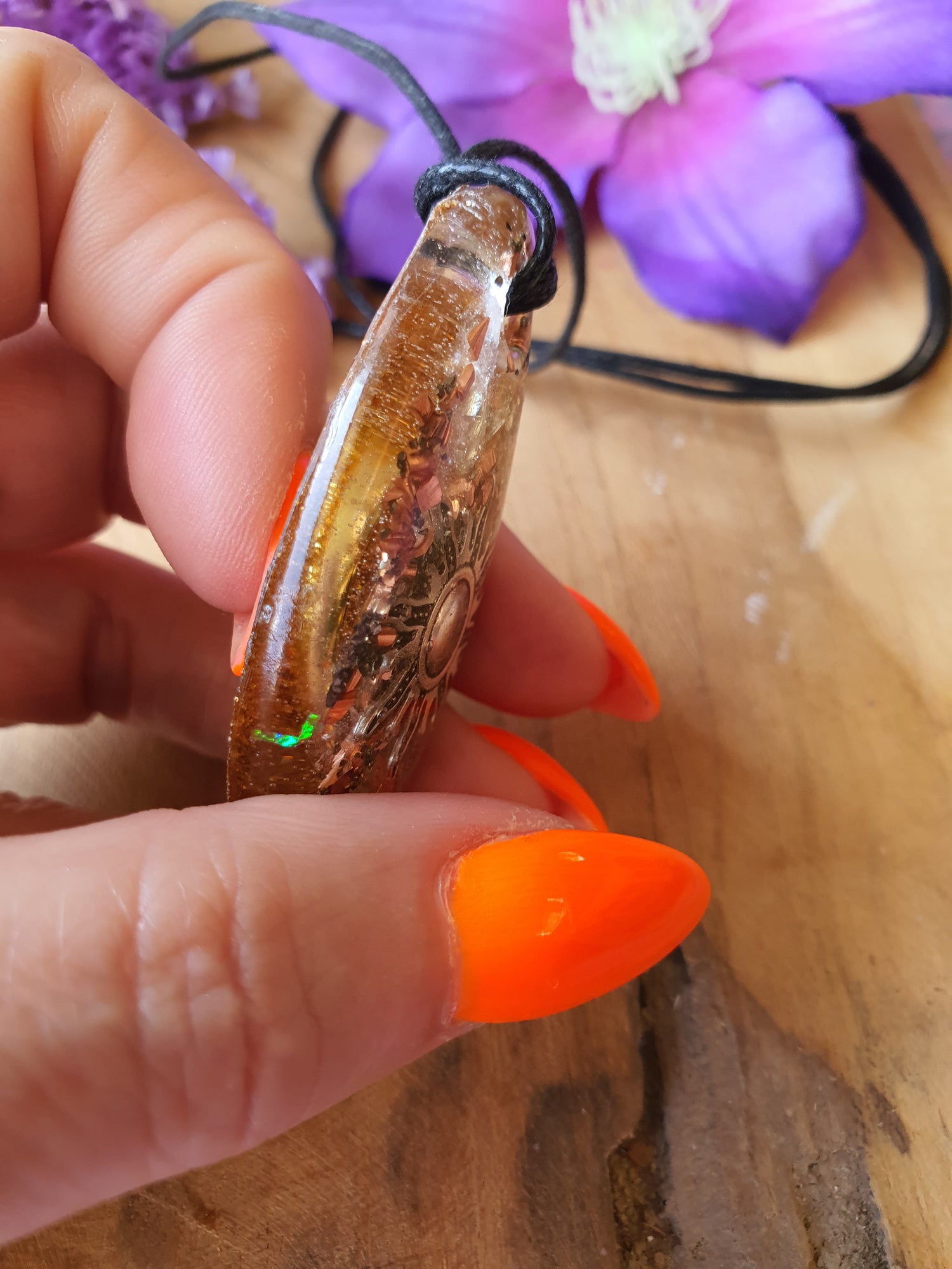 Orgonite hanger Citrien met Bergkristal 30x55mm (nr 130)