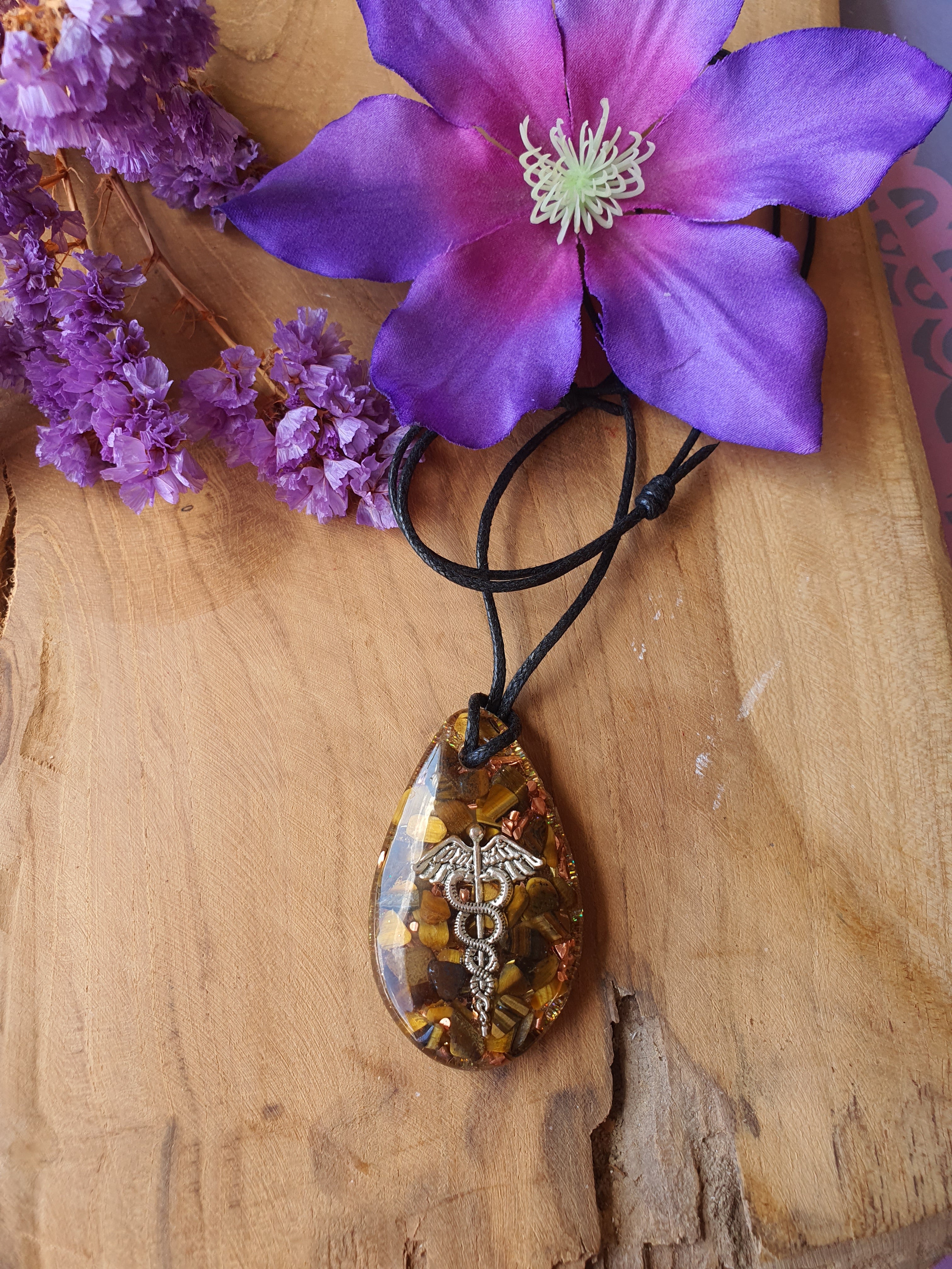 Orgonite hanger Tijgeroog met Bergkristal 30x55mm (nr 129)