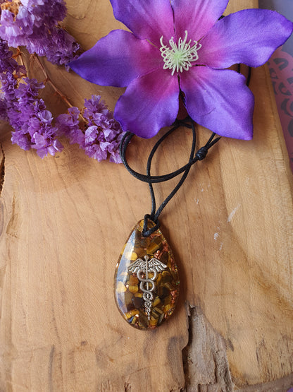 Orgonite hanger Tijgeroog met Bergkristal 30x55mm (nr 129)