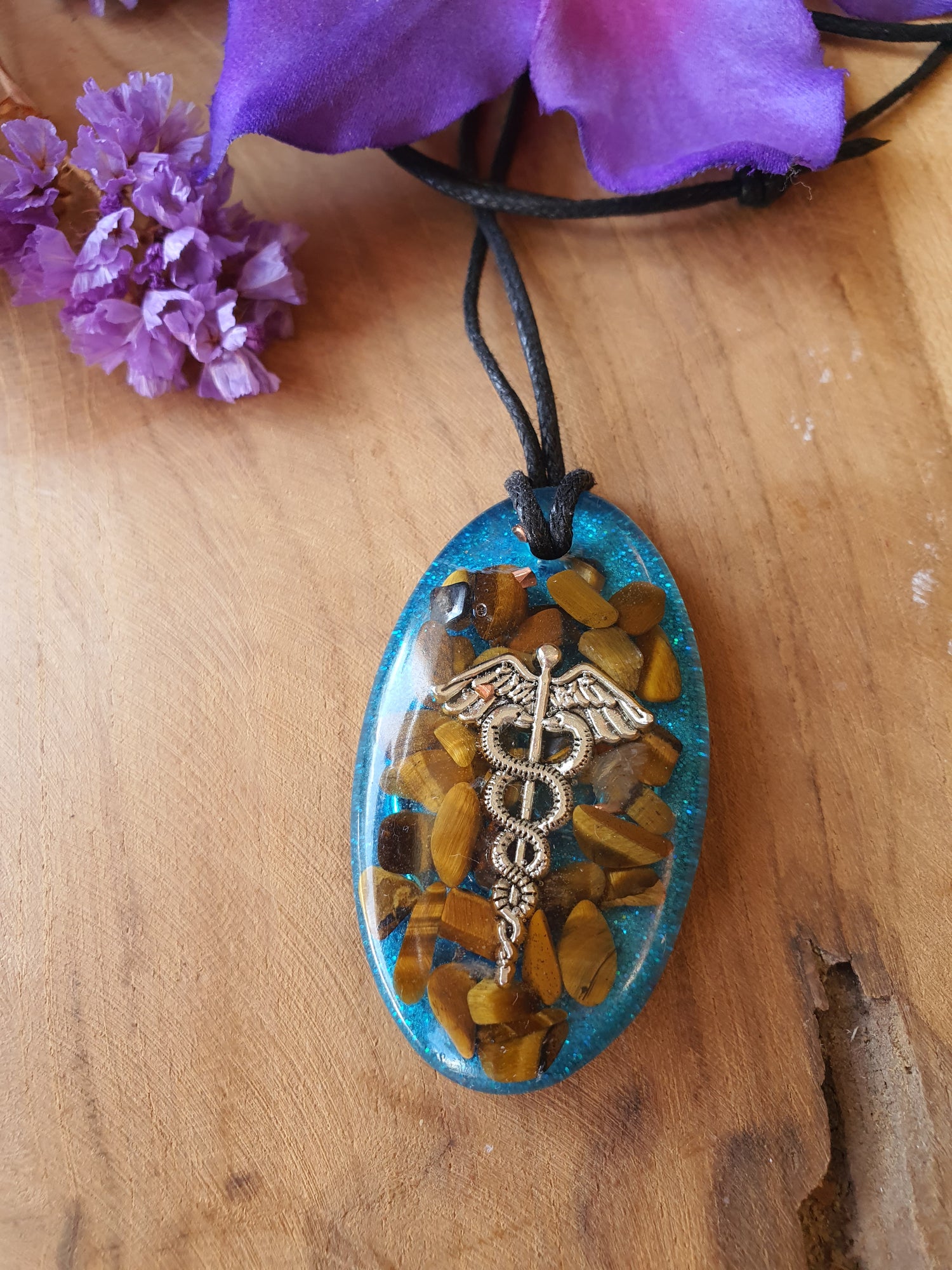 Orgonite hanger Tijgeroog met Bergkristal 30 x 55mm (nr 128)