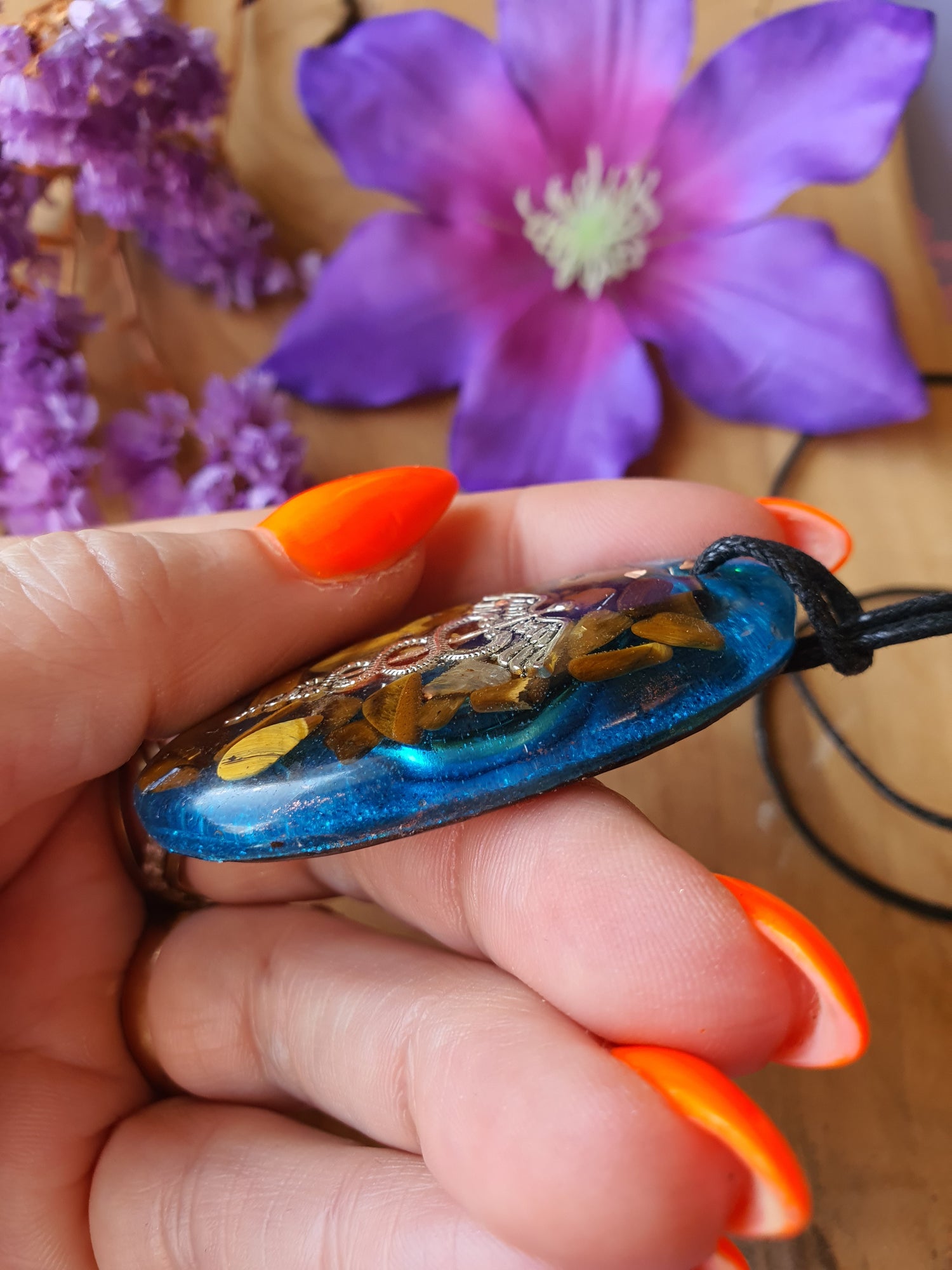 Orgonite hanger Tijgeroog met Bergkristal 30 x 55mm (nr 128)