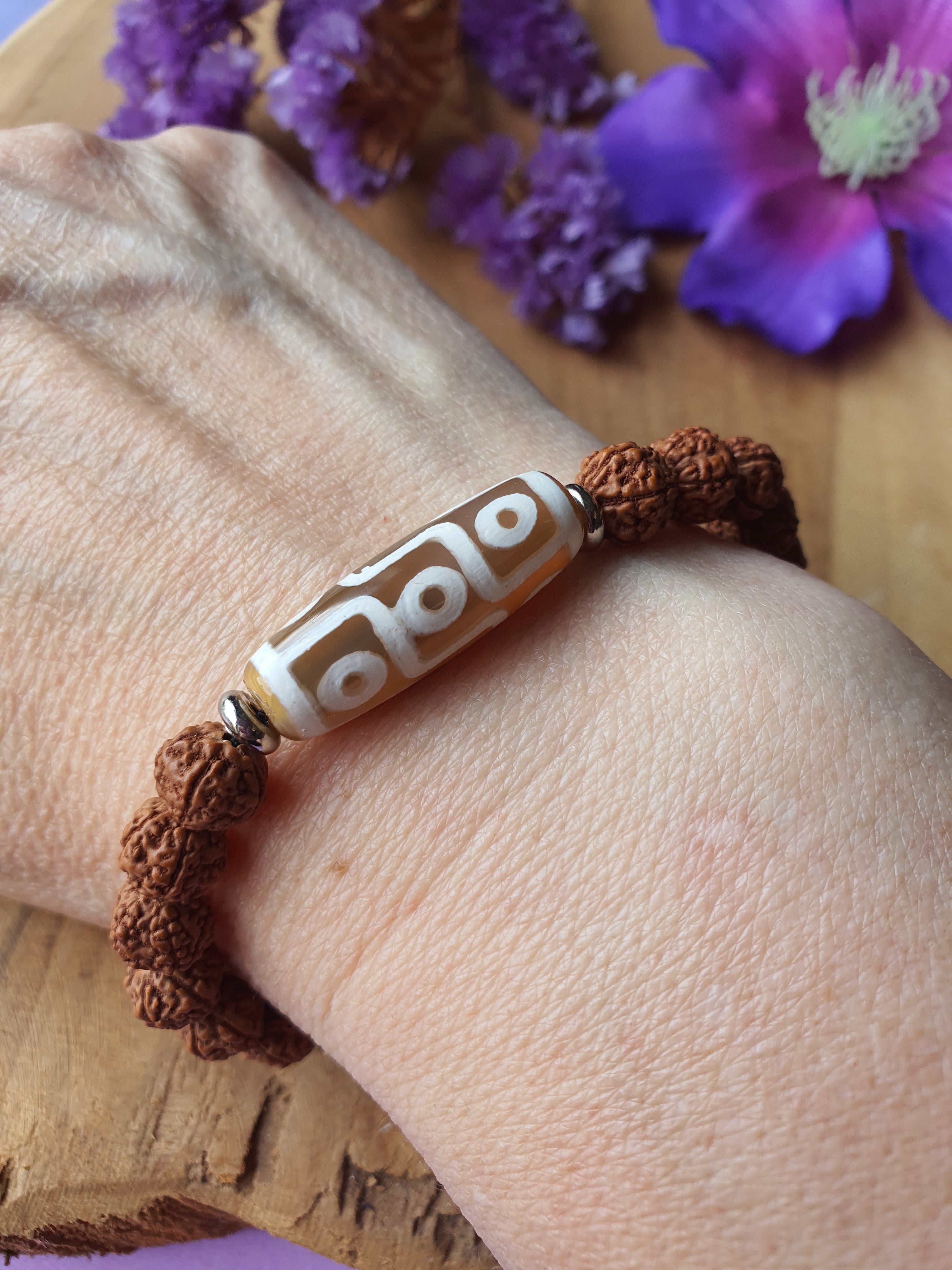 Mala Armband Rudraksha kralen met 9 ogen dzi Tibetaanse gebedskraal.