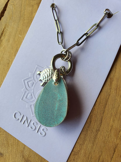 Orgonite Hanger Larimar en Bergkristal met RVS zilver ketting en schildpad bedel (nr 1017)