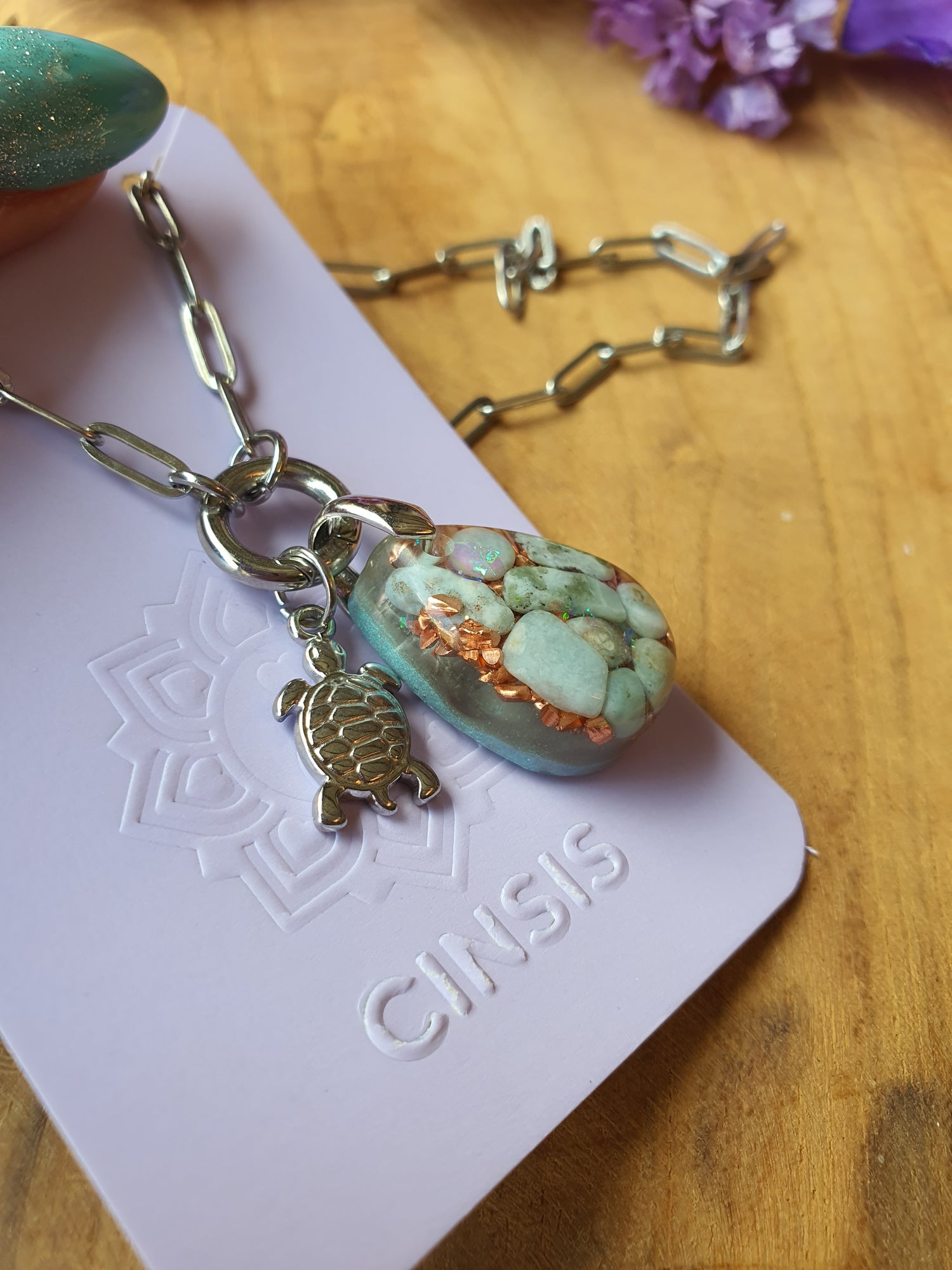 Orgonite Hanger Larimar en Bergkristal met RVS zilver ketting en schildpad bedel (nr 1017)