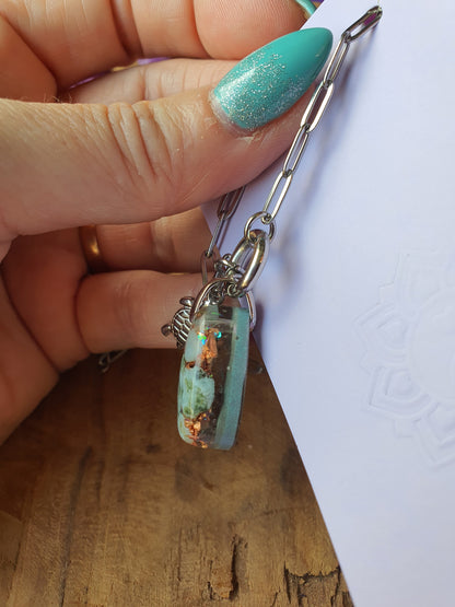 Orgonite Hanger Larimar en Bergkristal met RVS zilver ketting en schildpad bedel (nr 1017)