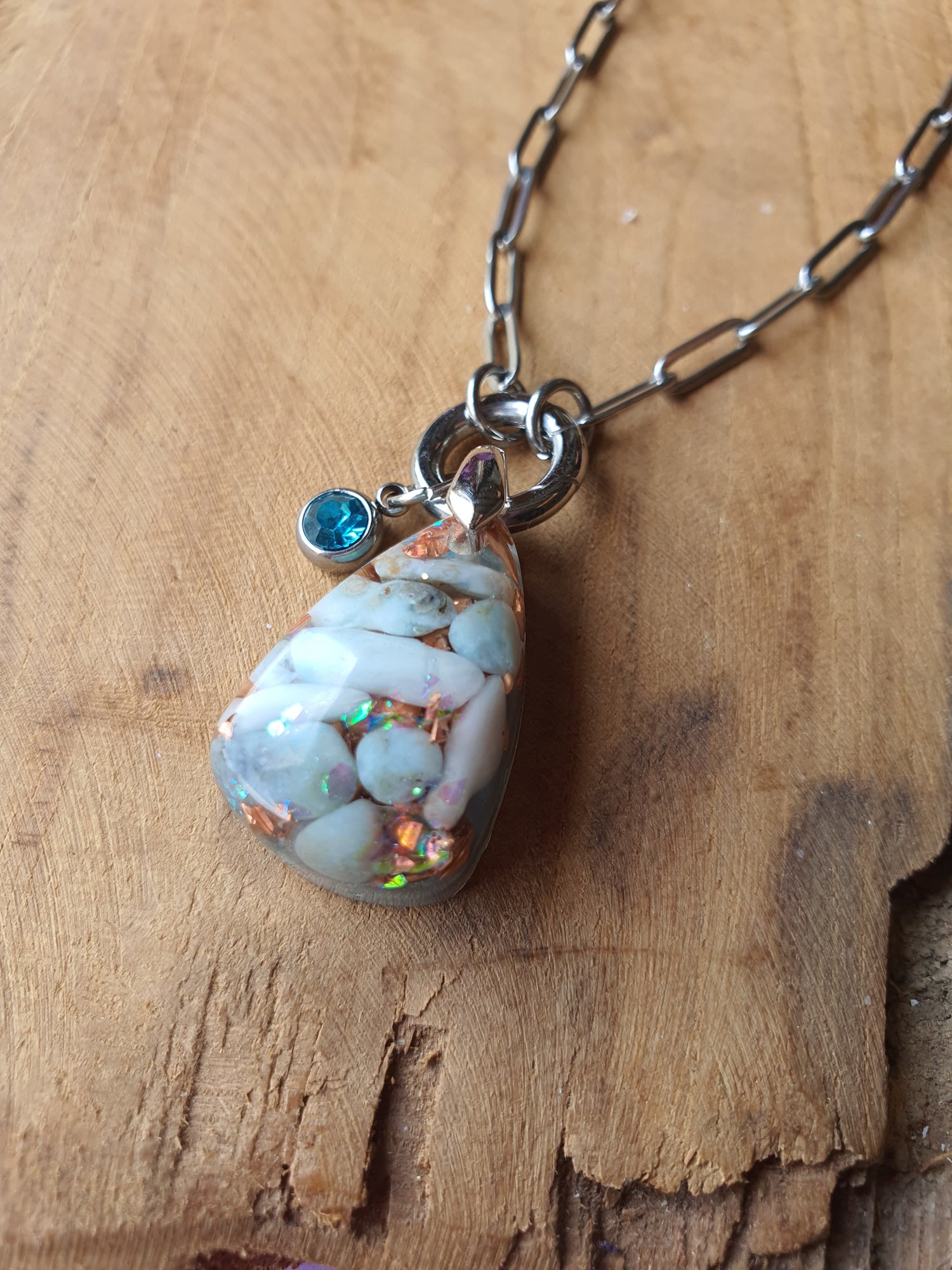 Orgonite Hanger Larimar en Bergkristal met RVS ketting en zirkonia bedel (nr 1018)
