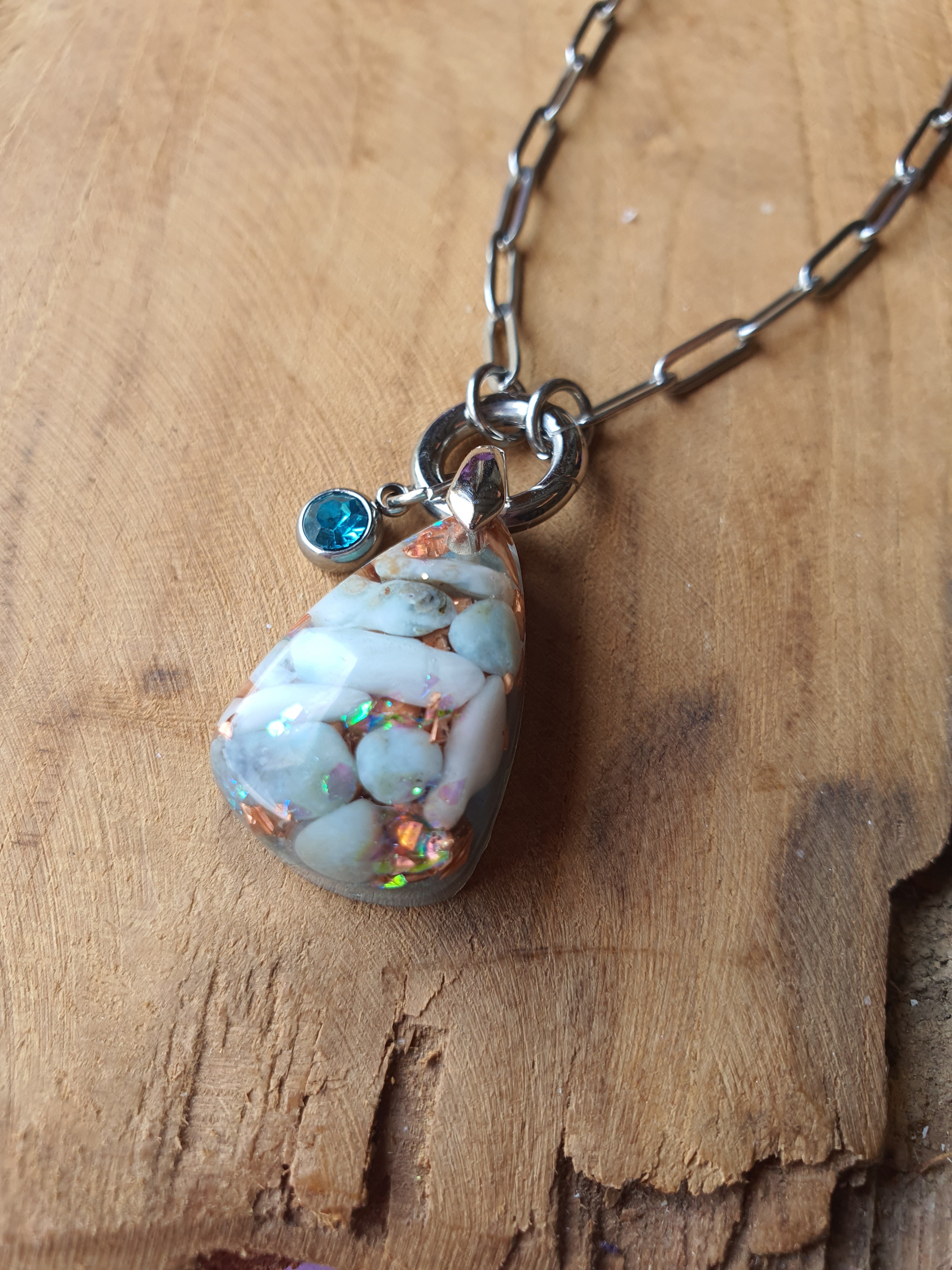Orgonite Hanger Larimar en Bergkristal met RVS ketting en zirkonia bedel (nr 1018)