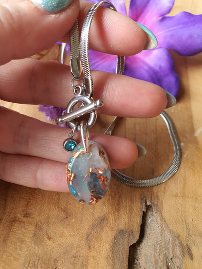 Orgonite Hanger Aquamarijn en Bergkristal met RVS ketting en zirkonia bedel (nr 1019)