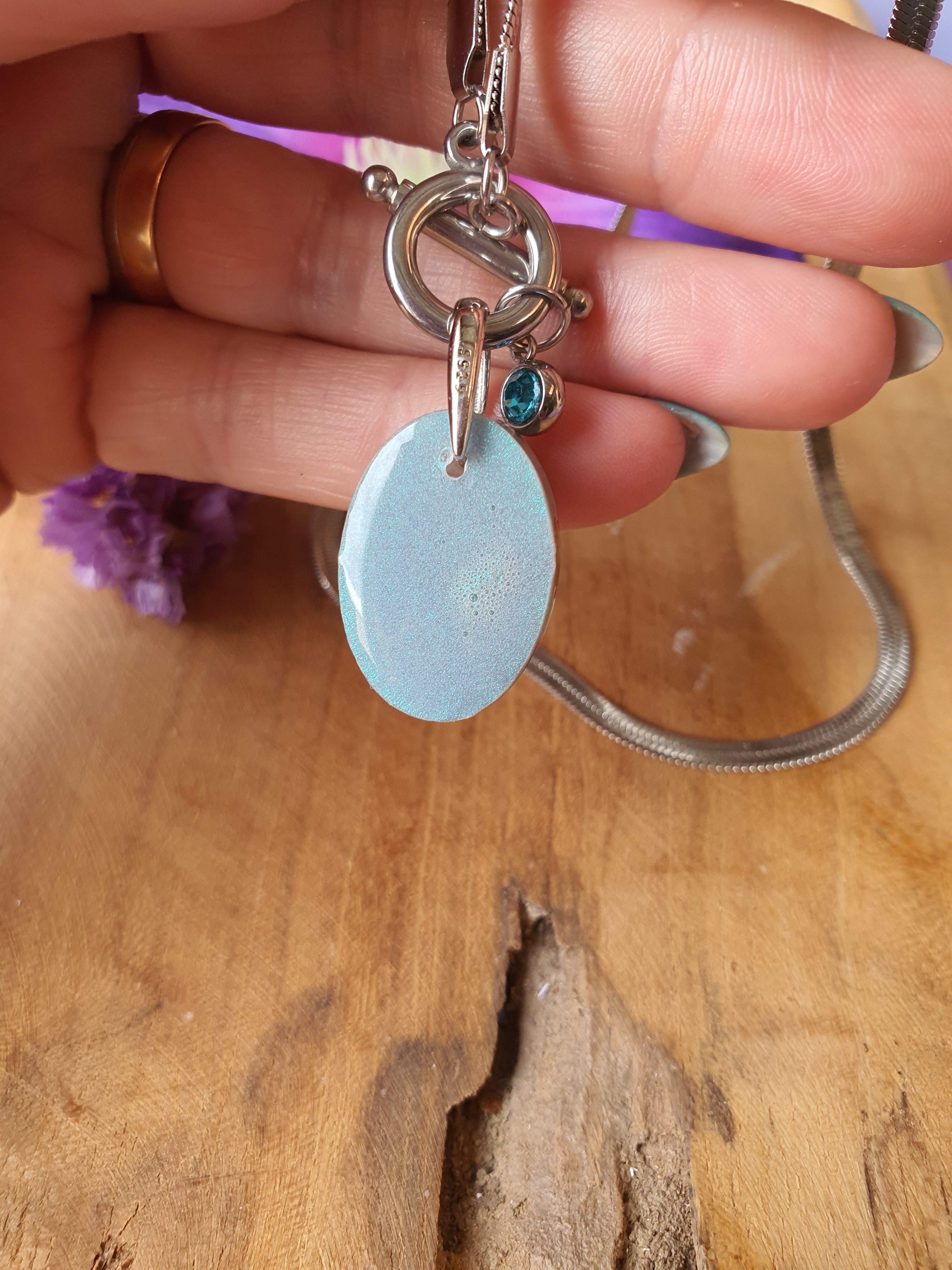 Orgonite Hanger Aquamarijn en Bergkristal met RVS ketting en zirkonia bedel (nr 1019)