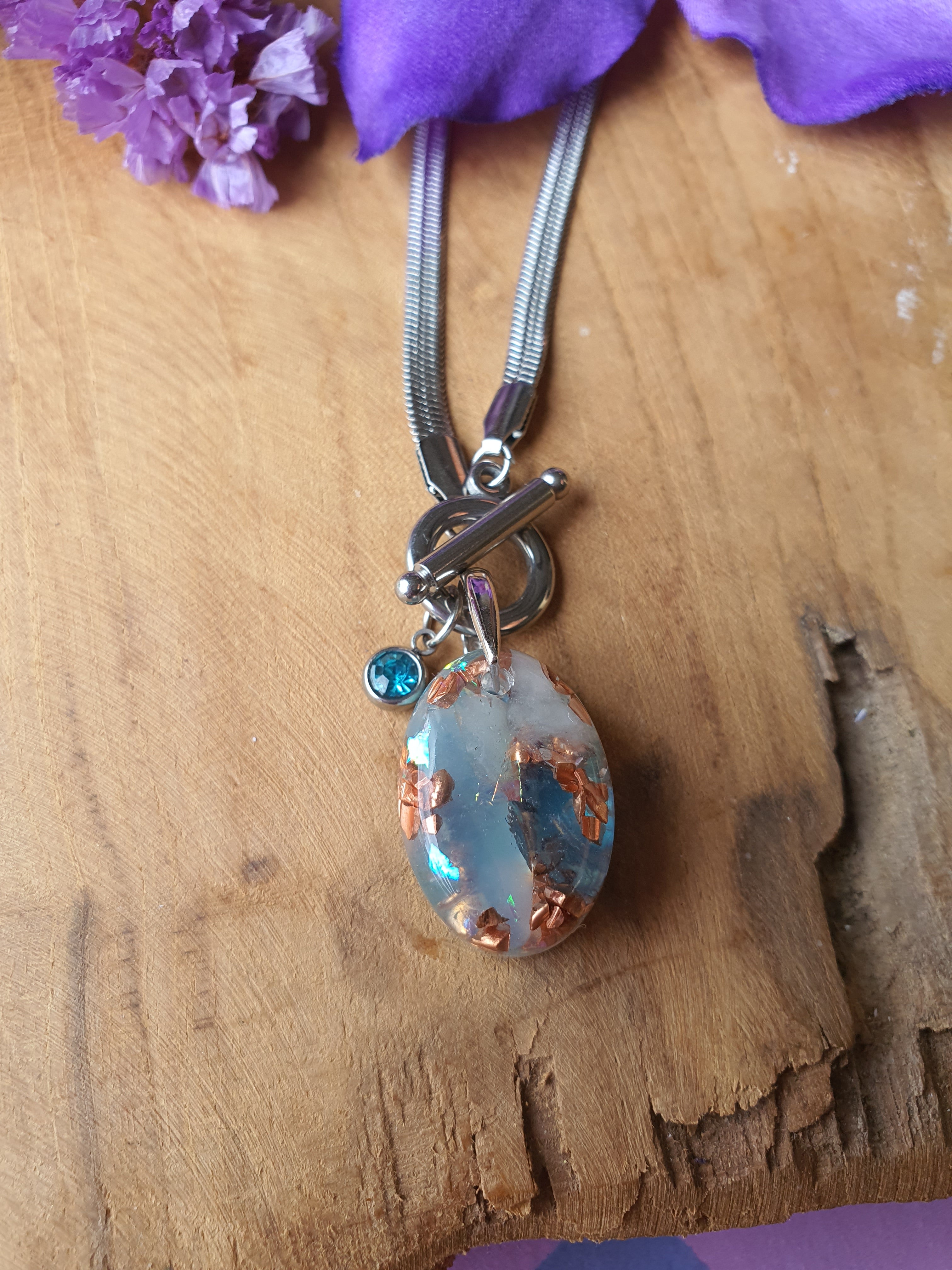 Orgonite Hanger Aquamarijn en Bergkristal met RVS ketting en zirkonia bedel (nr 1019)