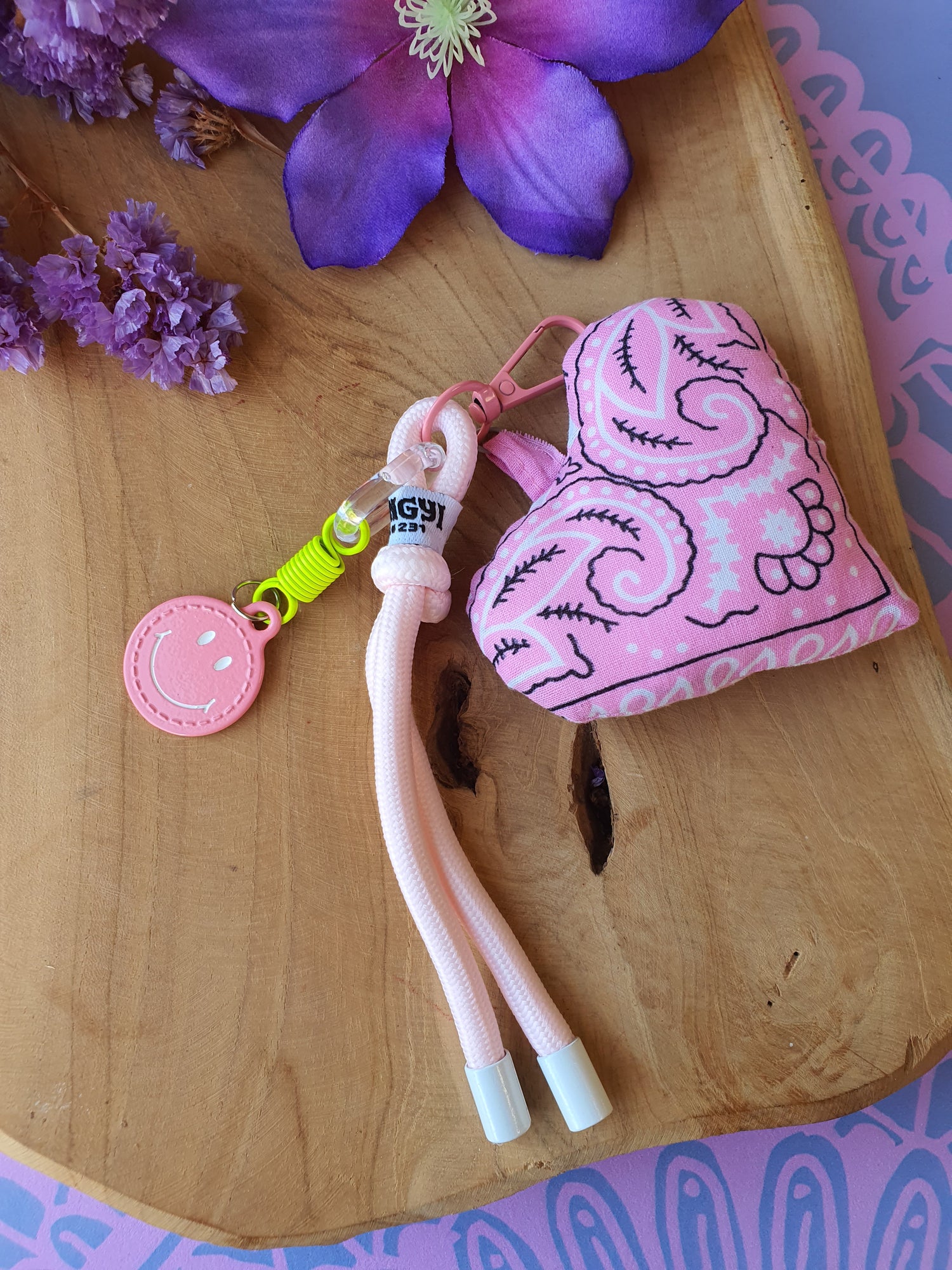 Sleutelhanger / Tassenhanger: met Ibiza Bandana Hart en smiley licht roze