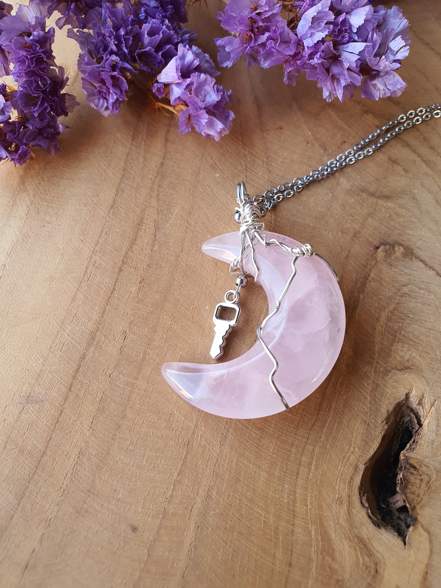 Wire wrapped Rozenkwarts maan hanger