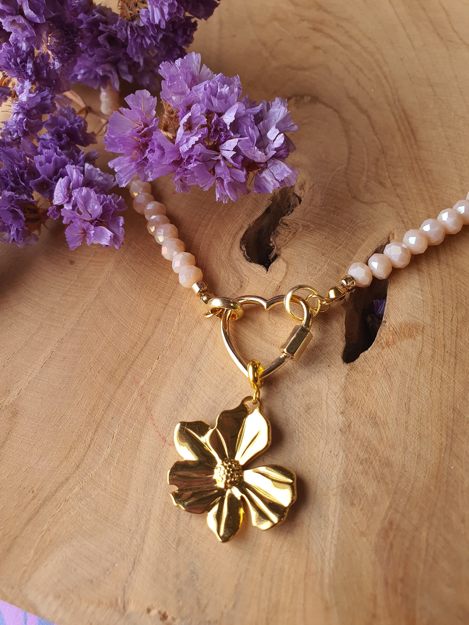 Kristal facet zalmkleurige kralen ketting met rvs gold hanger bloem