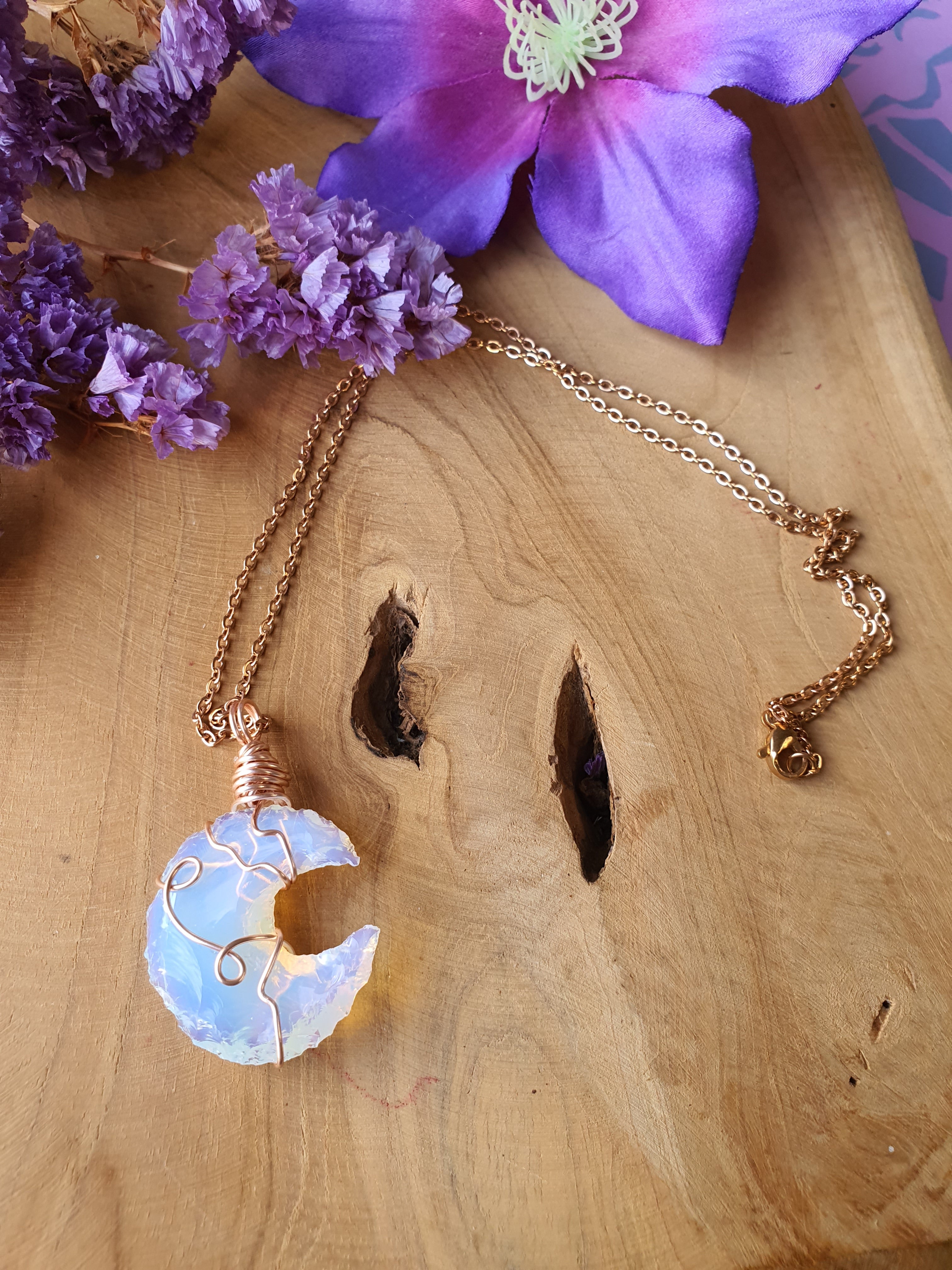 Wire wrapped Maan hanger Opaline. (nr 3)