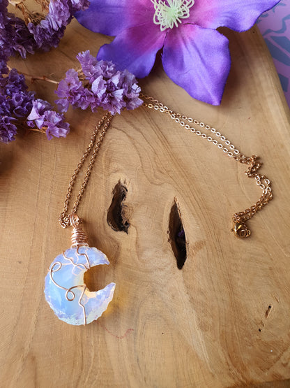 Wire wrapped Maan hanger Opaline. (nr 3)