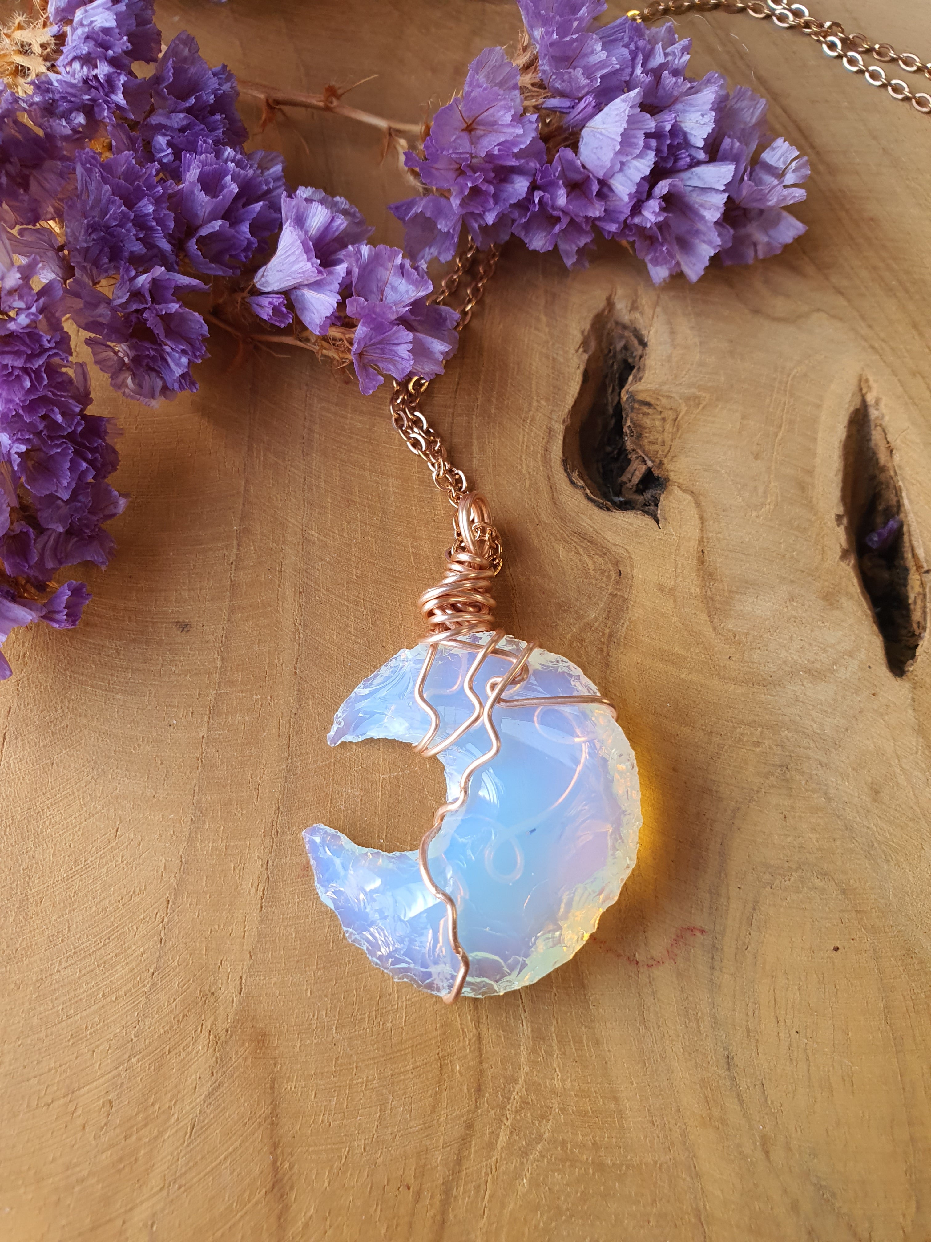 Wire wrapped Maan hanger Opaline. (nr 3)