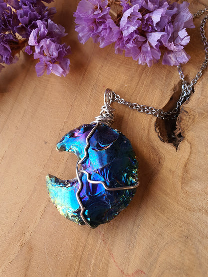 Achterzijde Wire wrapped Maan hanger Rainbow (regenboog/titanium) aura. (nr 16) met zilveren rvs ketting