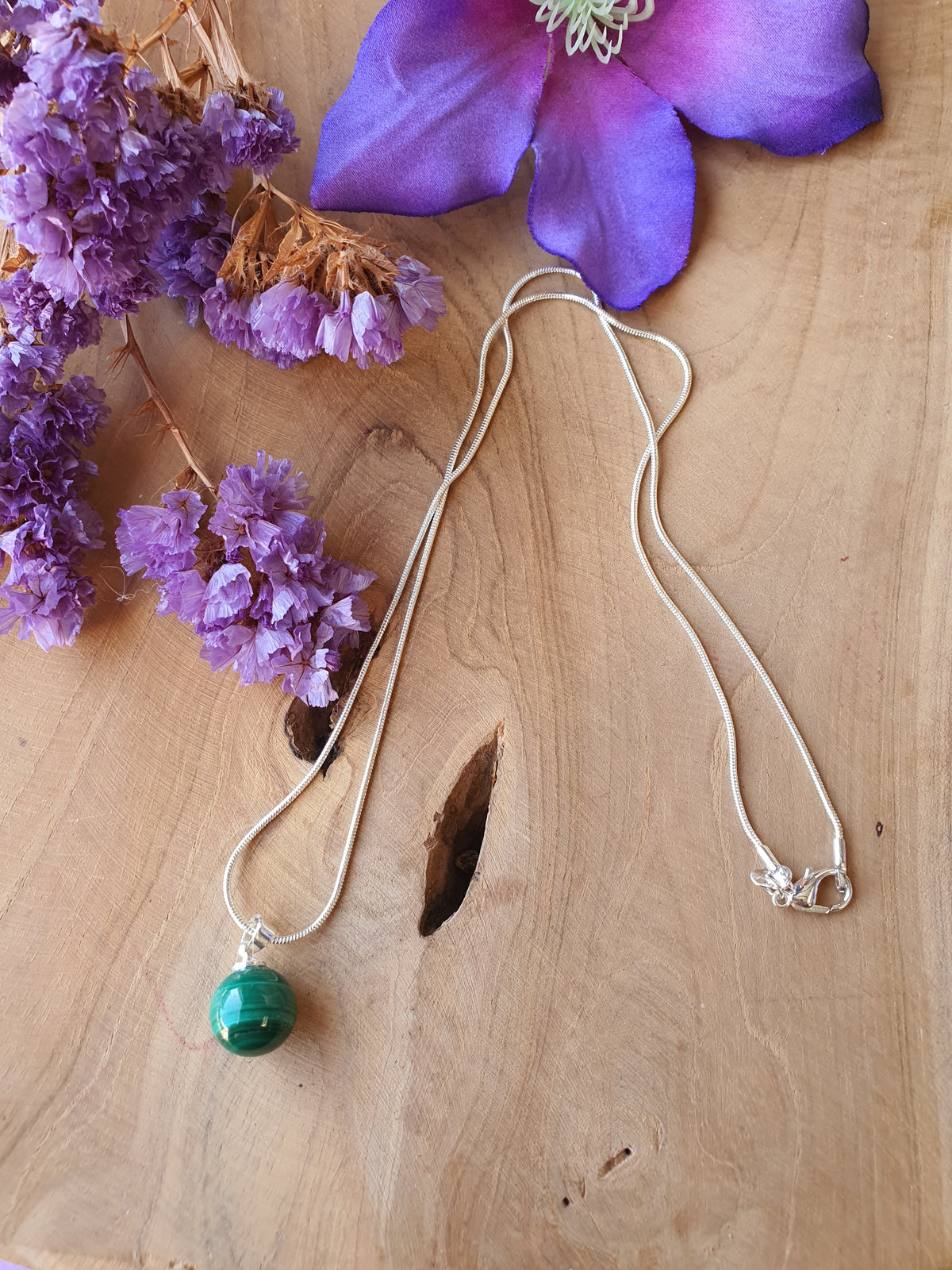 Malachiet hanger groot met een 925 zilveren oogje en ketting