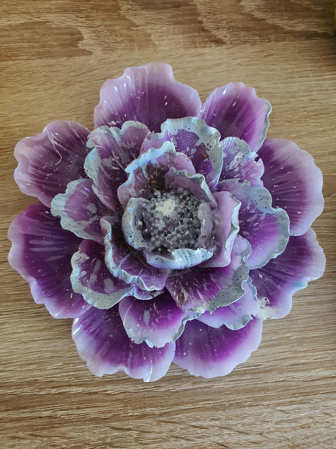 Gouden Driehoek Orgonite wandbloem paars/grijs (nr 6)