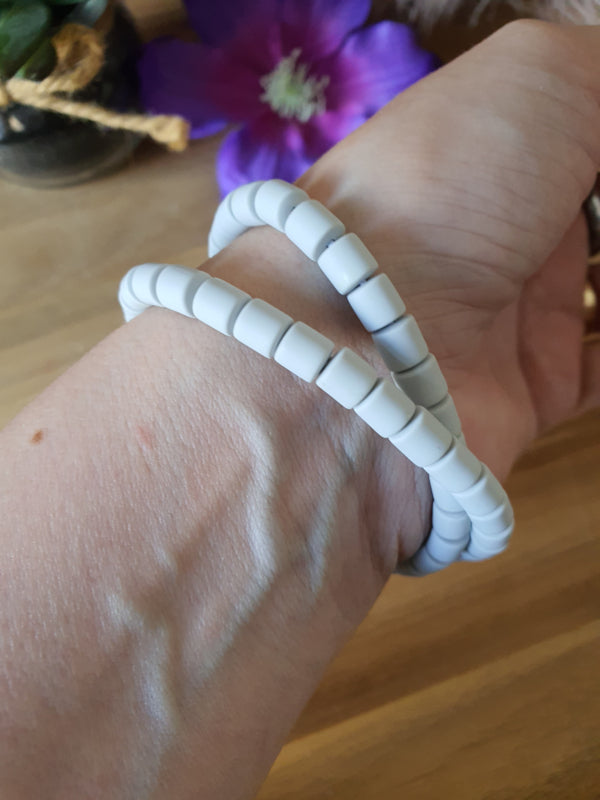 Elastische / rekbare grijze (choker) ketting en armband 2 in 1 sieraad met Amethist hartje (nr 5)