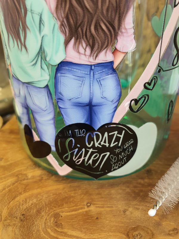 Gekleurde glazen mok met deksel en rietje met &