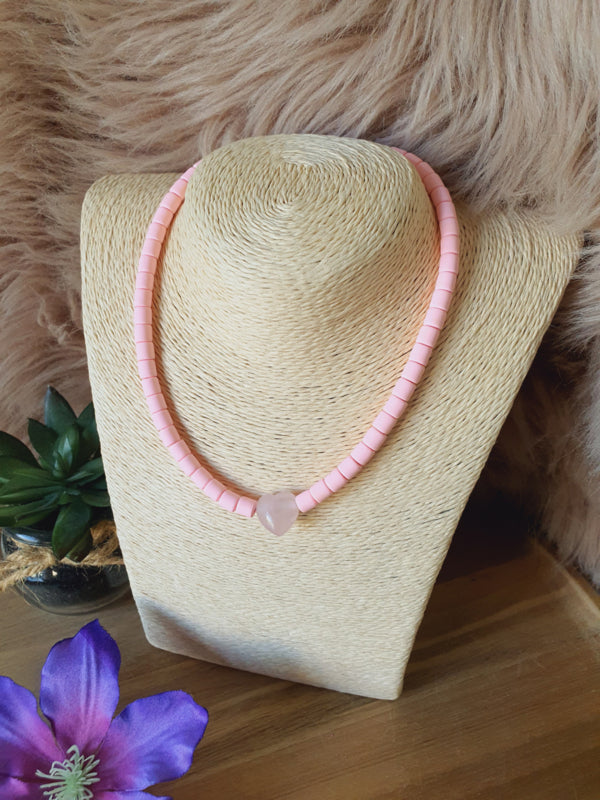 Elastische / rekbare licht roze (choker) ketting en armband 2 in 1 sieraad met Rozenkwarts hartje (nr 3)