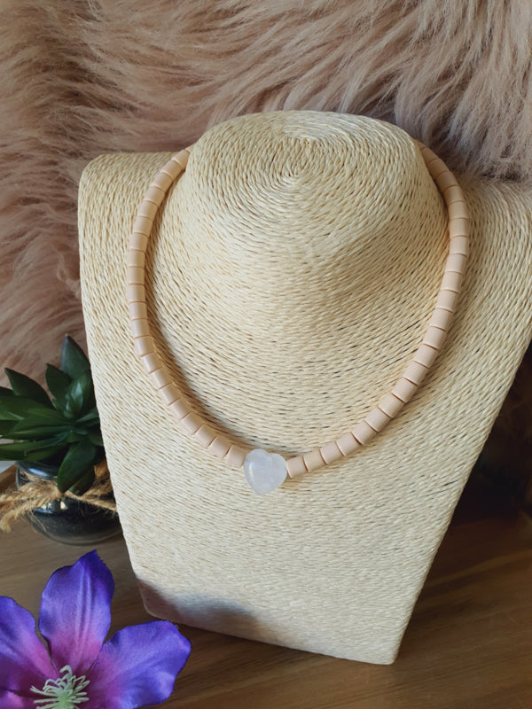 Elastische / rekbare beige (choker) ketting en armband 2 in 1 sieraad met Bergkristallen hartje (nr 2)