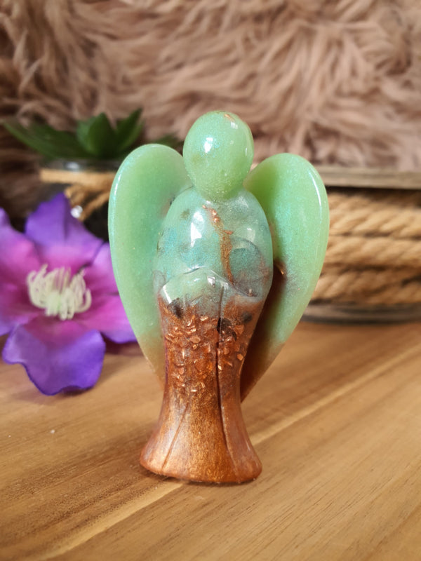 Orgonite engel klein 75mm Prehniet met insluitingen van zwarte Toermalijn ( nr 26)