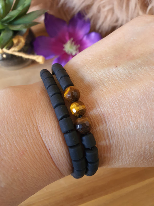 Elastische / rekbare zwarte (choker) ketting en armband 2 in 1 sieraad met Tijgeroog facet kralen (nr 25)